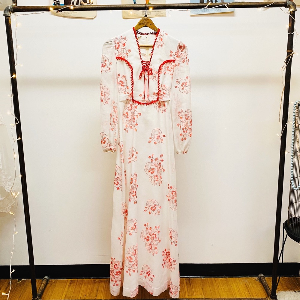 Vintage 1970s Floral Embroidered look dress